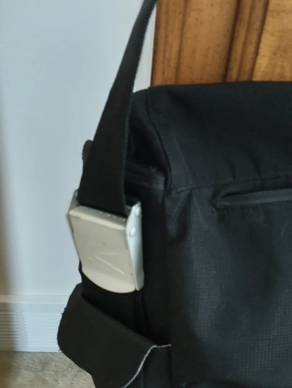 KEEN Black Oswego Messenger Laptop Bag - Durable Crossbody for Men